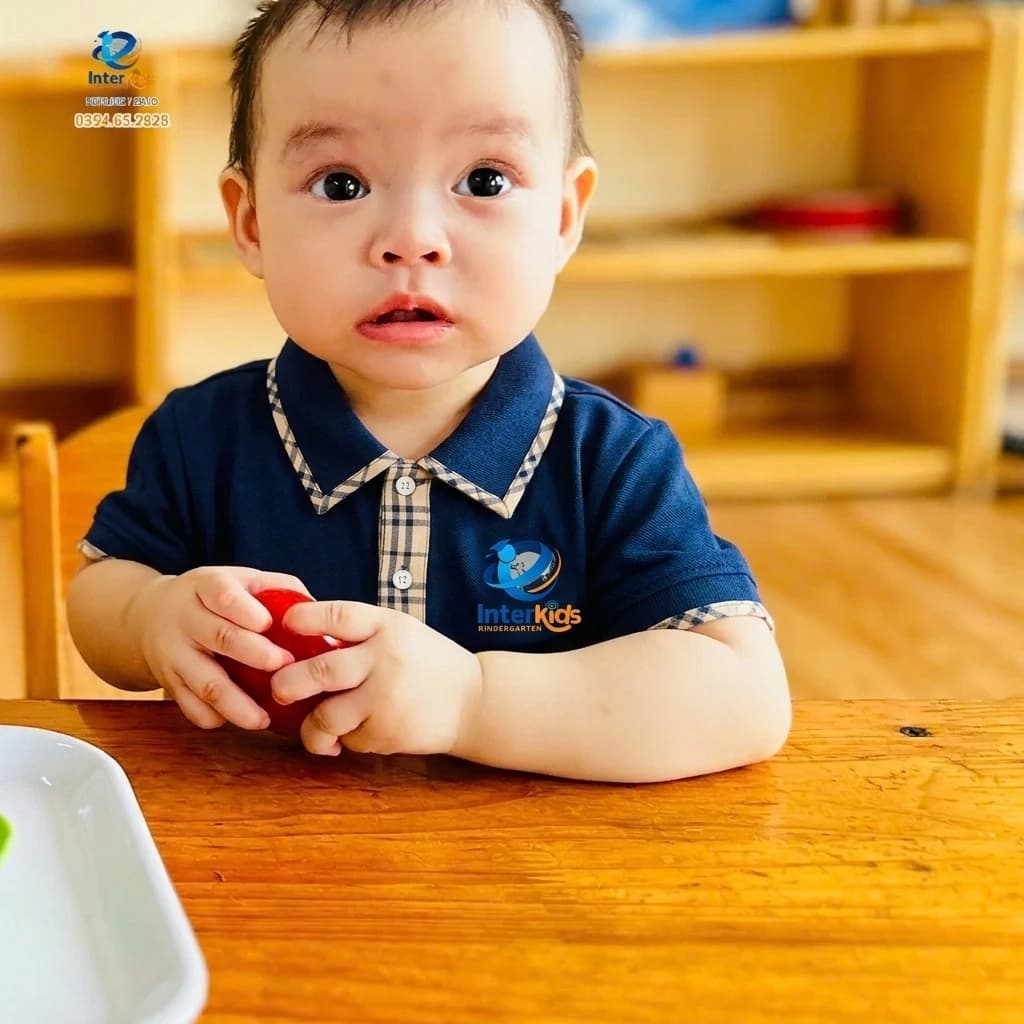 Bé mầm nhỏ tự lập khám phá