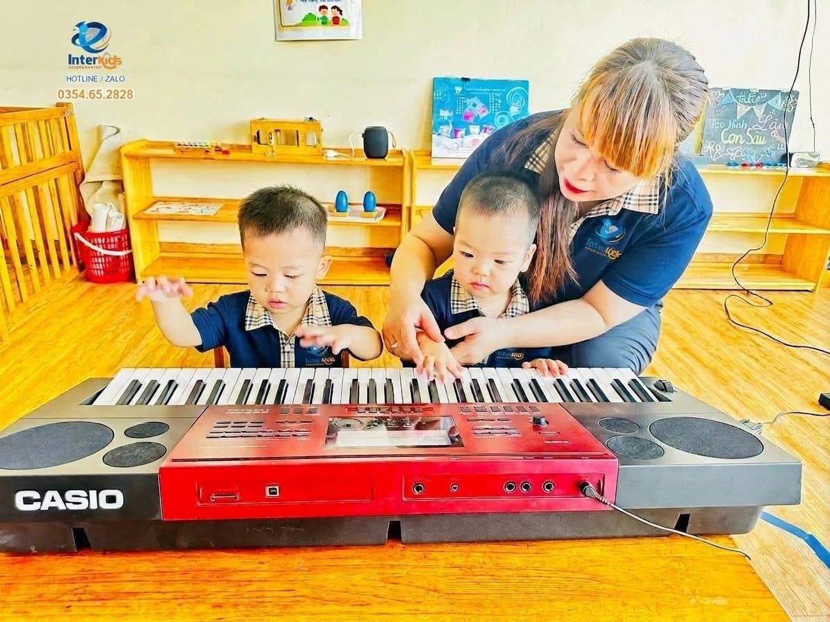 Giờ học cảm thụ âm nhạc và đàn organ tại InterKids