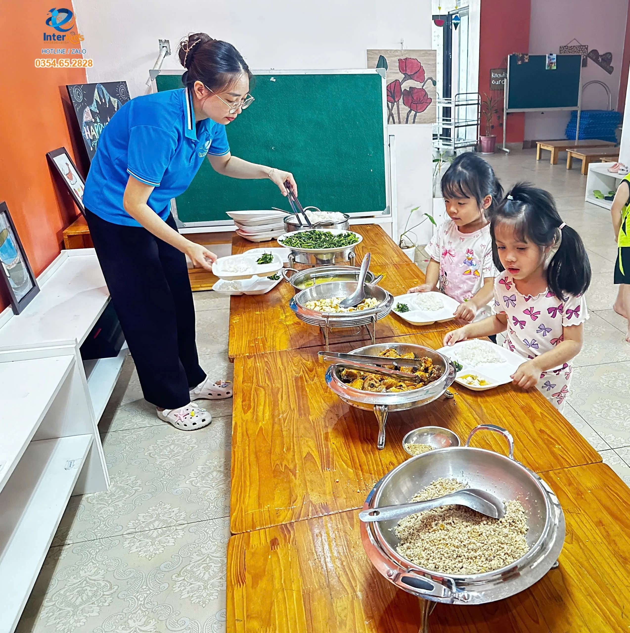 Cô Phục Vụ Suất Ăn Dinh Dưỡng Cho Bé